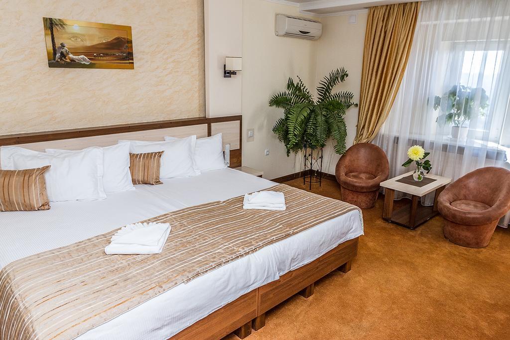 7 Sky Hotel Klinicheskaya Street Kyiv Exterior photo