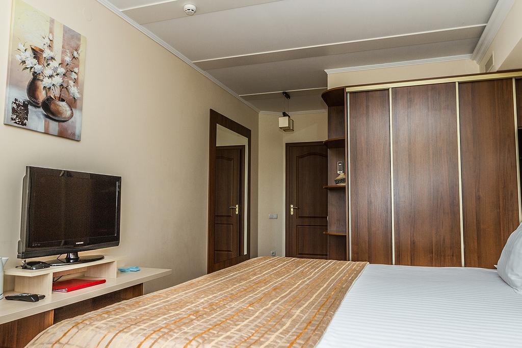 7 Sky Hotel Klinicheskaya Street Kyiv Exterior photo