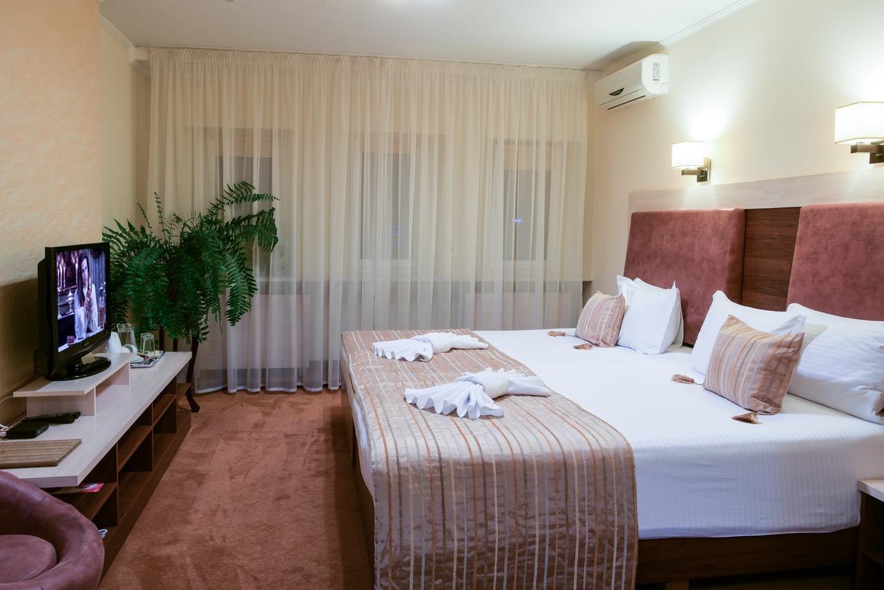 7 Sky Hotel Klinicheskaya Street Kyiv Exterior photo