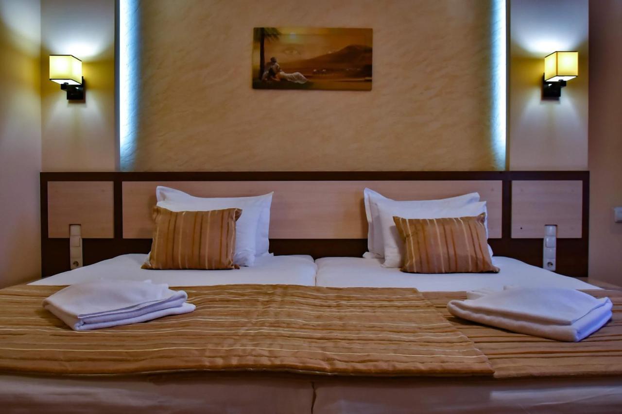 7 Sky Hotel Klinicheskaya Street Kyiv Exterior photo